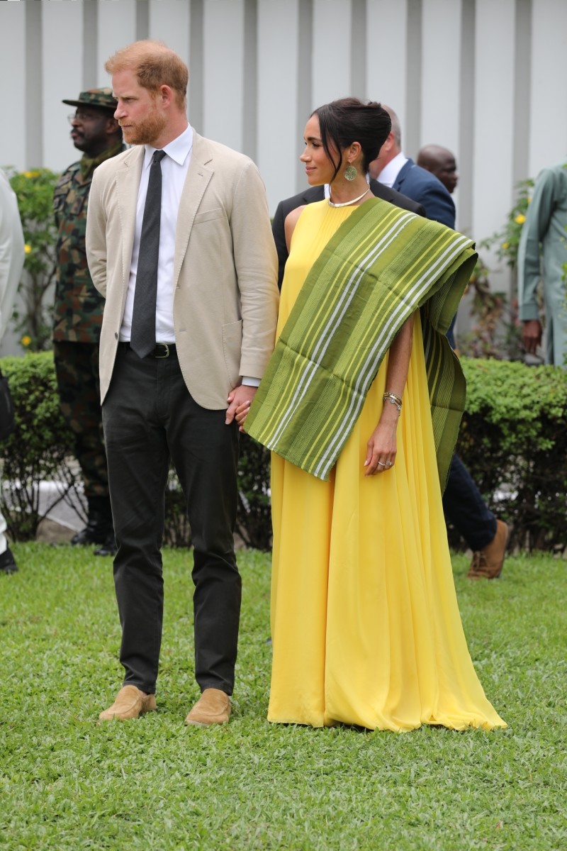 meghan-markle-nigeria-tour Yellow Carolina Herrera Gown (2)