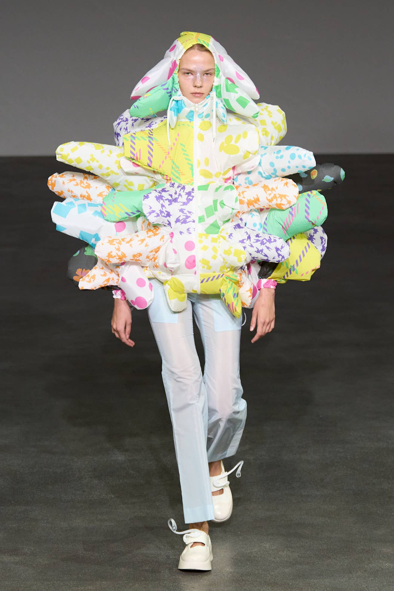 Anrealage's Spring 2025 Show Was Very 'Violet! You're Turning Violet ...