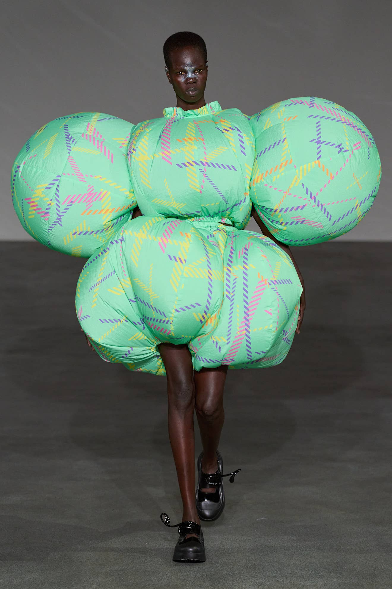 Anrealage's Spring 2025 Show Was Very 'Violet! You're Turning Violet ...