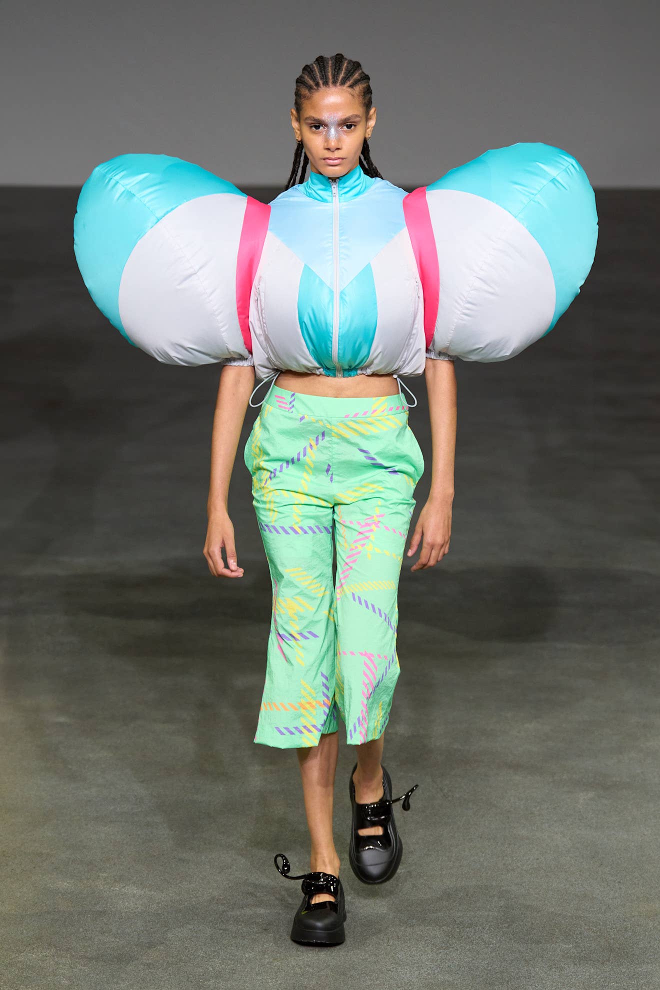 Anrealage's Spring 2025 Show Was Very 'Violet! You're Turning Violet ...