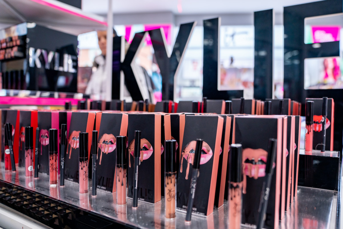 Must Read: Kylie Jenner May Buy Back $600 Million Stake in Kylie Cosmetics,  Hollywood Stylists Discuss Unionizing - Fashionista