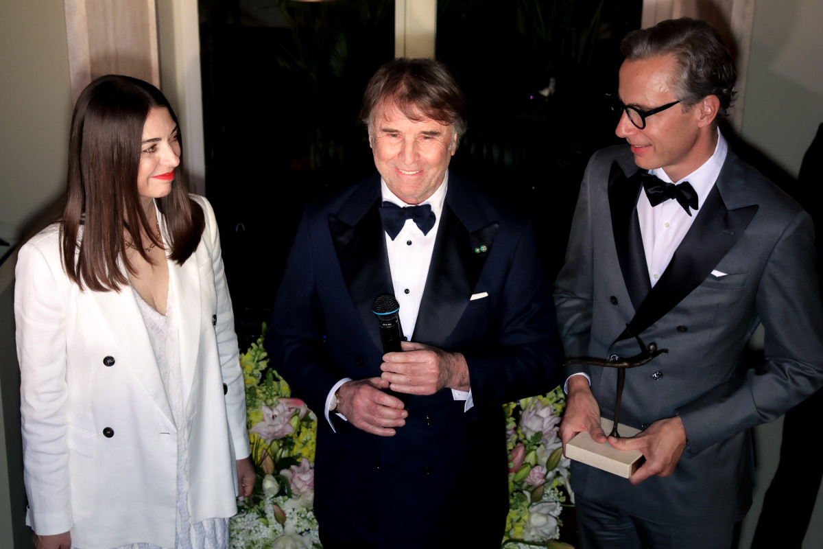Cucinelli, con Lana Todorovich y Geoffroy van Raemdonck, en un cóctel que celebra los Premios del Grupo Neiman Marcus durante la Semana de la Moda de París en marzo de 2023. El diseñador recibió el Premio Neiman Marcus por Servicio Distinguido en el campo de la moda.