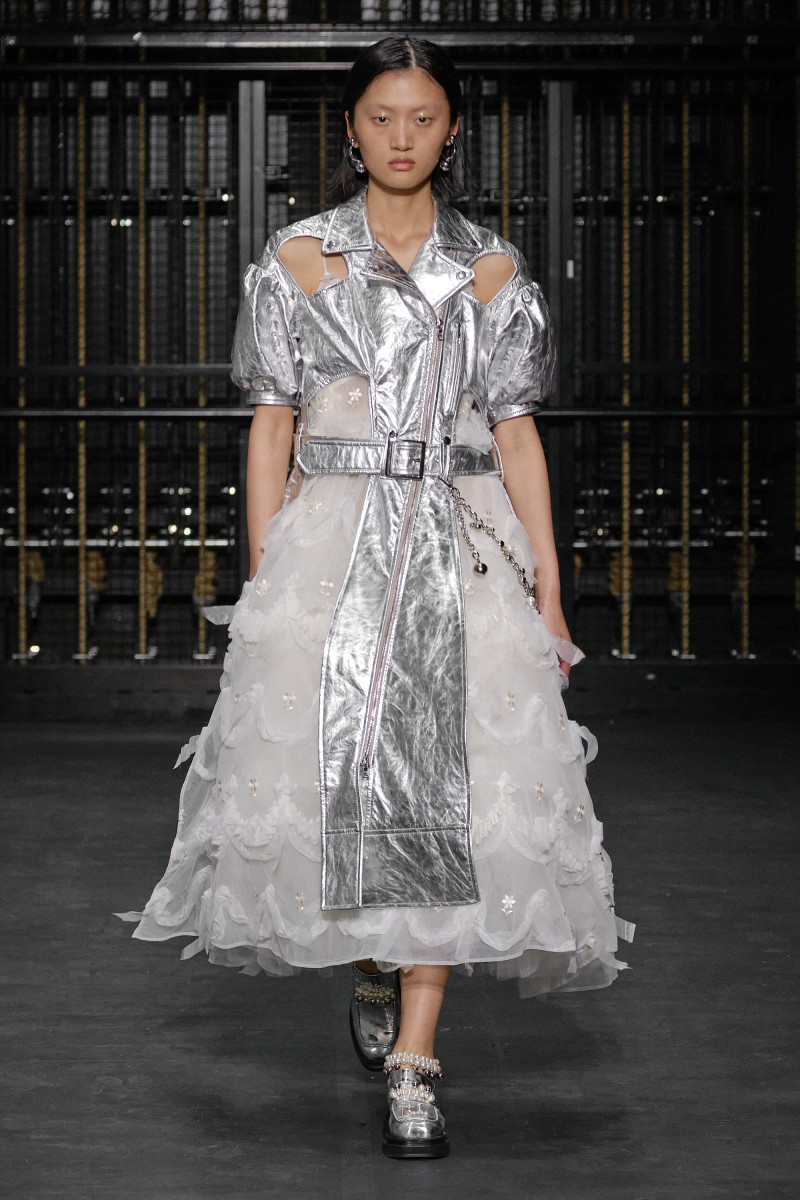 Simone Rocha Melds Roses, Bows and Bridal With Voluminous Outerwear for ...