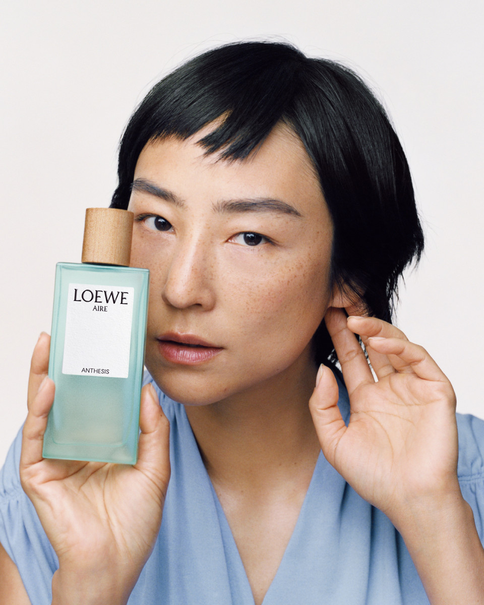 LOEWE Aire Anthesis - fragrance campaign greta lee + Flask