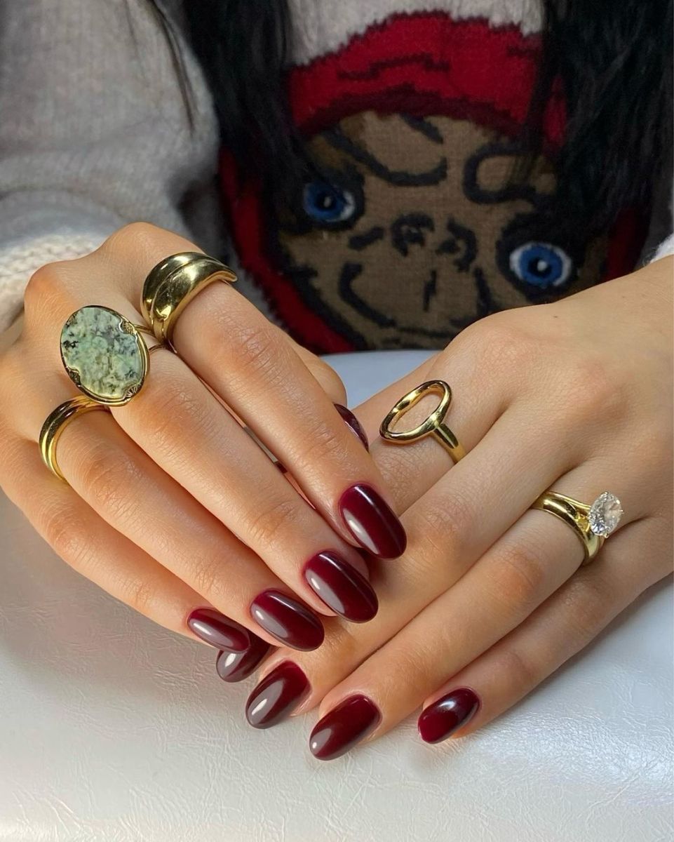 fall-nail-color-trends-2024-burgundy-@andrea.macou