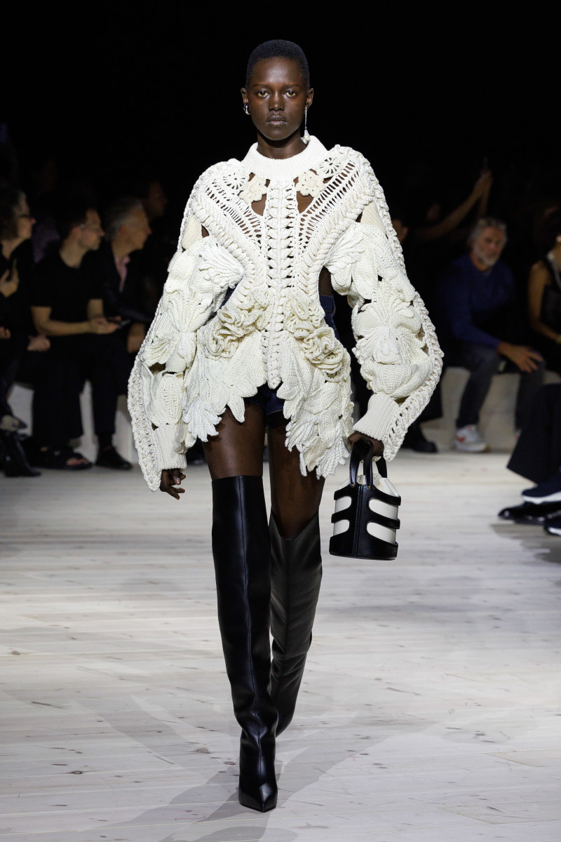 Sarah Burton's Final Alexander McQueen Collection Honors the House's ...