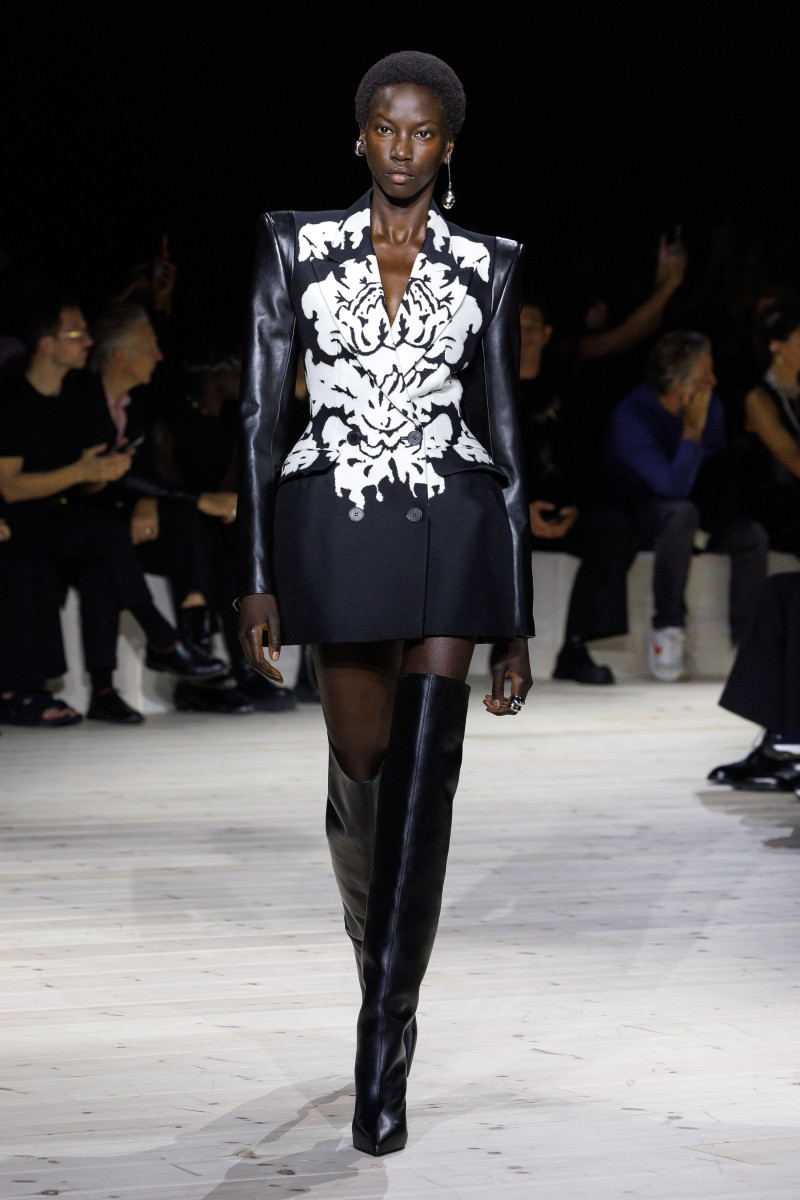 Sarah Burton S Final Alexander McQueen Collection Honors The House S   Alexander Mcqueen Spring 2024 28 