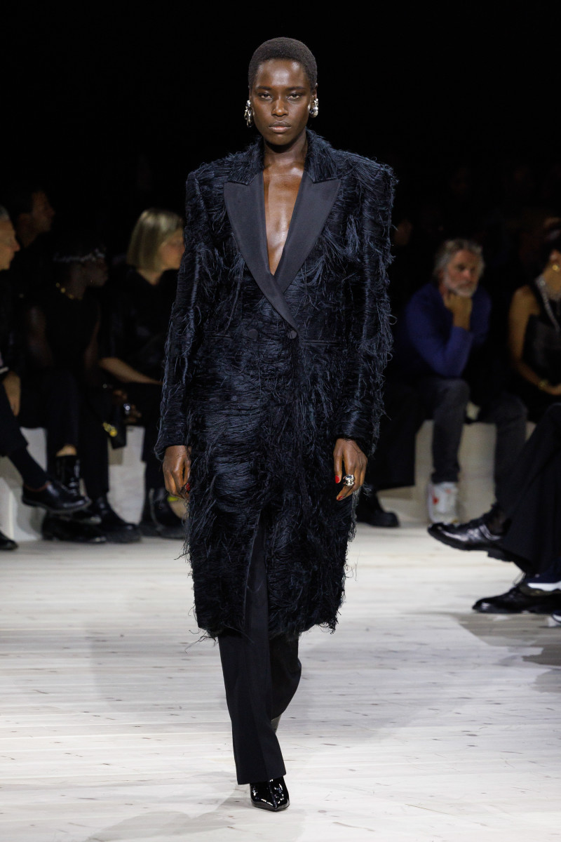 Sarah Burton's Final Alexander McQueen Collection Honors the House's ...