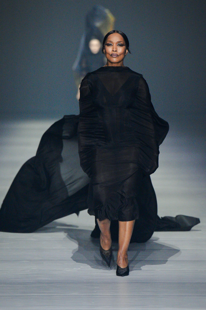 Paris Hilton, Angela Bassett Walk in Mugler Show During Paris Fashion Week