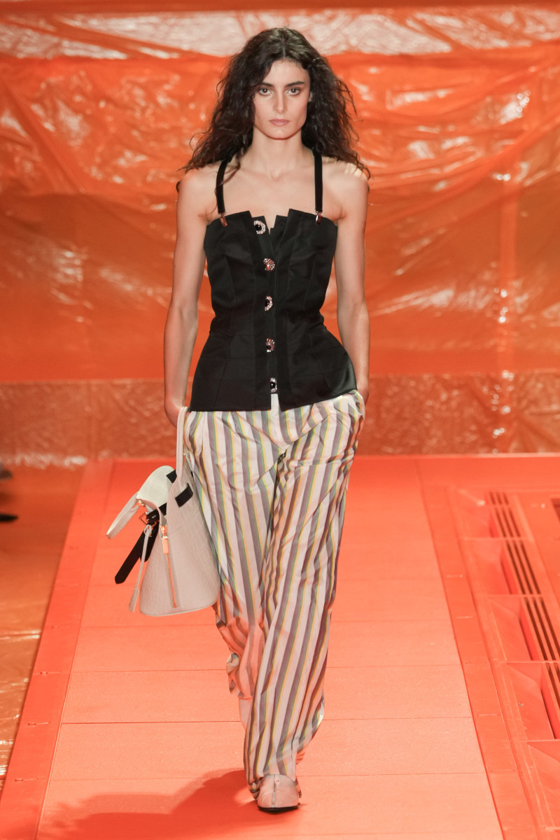 Nicolas Ghesquière offers volumes and prints for Louis Vuitton SS24 -  HIGHXTAR.